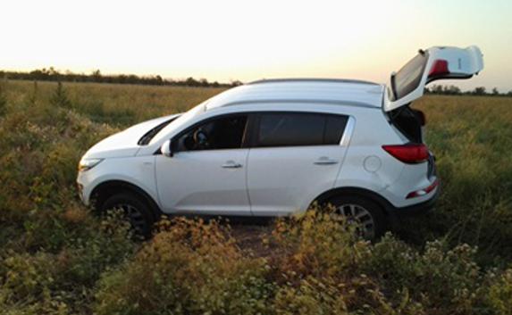 В Крыму авто заблудившегося туриста вытаскивали из ямы вчетвером